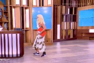 Η sportive πλευρά της Ελένης Μενεγάκη! Με αθλητικά παπούτσια & φόρεμα μπήκε στο πλατό - Τι ατύχημα είχε η παρουσιάστρια; (βίντεο)