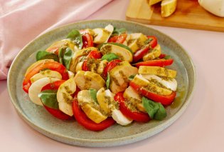 Ντίνα Νικολάου: Η διάσημη σαλάτα caprese γίνεται ακόμη πιο πλούσια και νόστιμη με το φιλέτο κοτόπουλο - Το γρήγορο γεύμα για να δροσιστείτε !