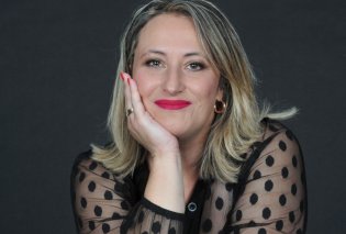 Topwoman η Έφη Μάρκου: Η Σερραία τραγουδίστρια που στα 44 της αρίστευσε στις Πανελλαδικές - "Να είσαι προσηλωμένη & να μην το βάζεις ποτέ κάτω!"