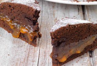 Αργυρώ Μπαρμπαρίγου: Εύκολο κέικ σοκολάτας με κουβερτούρα, με πλούσια γεύση και υφή, γεμιστό με μαρμελάδα - Με απλά υλικά που έχουμε ήδη σπίτι μας ! (βίντεο)