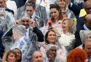 Παρίσι 2024: Η Μαρέβα ξεκαρδίζεται στα γέλια στην Τελετή Έναρξης των Ολυμπιακών - Βλέπει τον Κυριάκο Μητσοτάκη να φορά τη σακούλα-αδιάβροχο και τον φωτογραφίζει