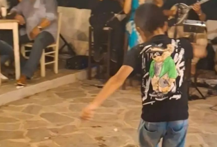 Μαγκάκος 9χρονος: Χόρεψε ζεϊμπέκικο μετά βρήκε πορτοφόλι με 600 ευρώ και το παρέδωσε στην ιδιοκτήτρια