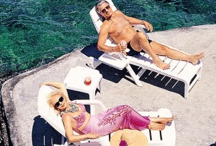Απίθανη vintage pic: Νιόπαντρη, πάντα σικ η Νόνικα Γαληνέα με deux pièces pink μαγιό, ίδιο παρεό & o γοητευτικός Αυστριακός σύζυγος της, Αλέξανδρος Πίτερ Μίλερ 
