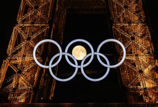 Η φωτογραφία της χρονιάς, η πανσέληνος πάνω, κάτω και μέσα στους Ολυμπιακούς Κύκλους - Στον Πύργο του Άιφελ, Παρίσι 2024
