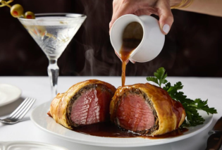 Beef Wellington: Μάθετε να φτιάχνετε το παραδοσιακό φαγητό των Βρετανών – Ζουμερό μοσχάρι & γύρω – γύρω τραγανή σφολιάτα (βίντεο)