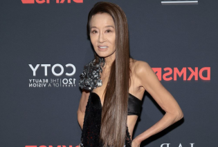  Vera Wang, ετών 75: Εμφανίστηκε σε Gala στην Νέα Υόρκη σαν «σκελετός» - Το maxi φόρεμα παγιέτα με τα cut outs & τα μακριά μαλλιά (φωτό)