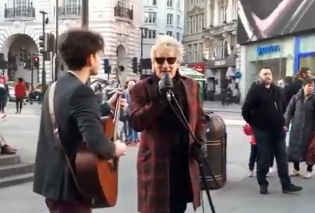 Έκπληξη από τον Rod Stewart στην πολυσύχναστη Piccadilly Square του Λονδίνου – Άρχισε να τραγουδάει με συνοδό έναν κιθαρίστα του δρόμου (βίντεο)