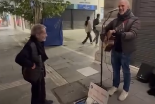 Συγκινημένος ο Σταύρος Ξαρχάκος: Ακούει και αγκαλιάζει μουσικό δρόμου - Έπαιζε το «ήτανε μια φορά», δείτε το βίντεο