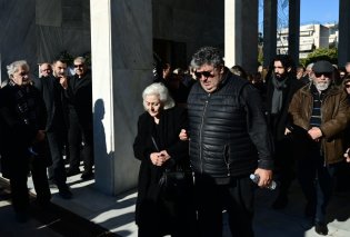 Κηδεία Δημήτρη Ήμελλου: Υποβασταζόμενη η μητέρα του – Συντετριμμένα τα αδέλφια & ο γιος του – Ποιοι έδωσαν το «παρών» στο τελευταίο αντίο (φωτό & βίντεο)