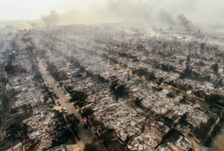 10+1 φωτογραφίες αποκάλυψης από την πυρκαγιά στο Λος Άντζελες: Εικόνες πολέμου στην περιοχή, δεν έχει μείνει τίποτε όρθιο - Η φωτιά έσβησε στη θάλασσα