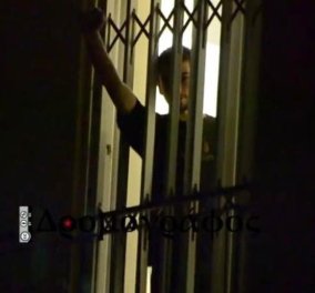 Ο απεργός πείνας Νίκος Ρωμανός χαιρετά από το παράθυρο του νοσοκομείου (βίντεο)