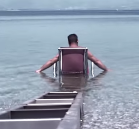 Το βίντεο της ημέρας: Πώς ο Μάκης ανάπηρος από τροχαίο κολυμπάει μόνος του χάριν στην "εφεύρεση του Ιγνάτιου"
