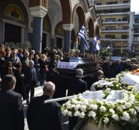 Απαρηγόρητος & συντετριμμένος ο Λάκης Λαζόπουλος στην κηδεία της μητέρας του (φωτό)
