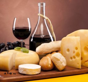 Πώς να στρώσετε το γιορτινό τραπέζι με ένα απολαυστικό πλατό τυριών και τη συνοδεία με vinsanto , αφρώδη ή ημίξηρα