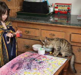 Story of the day: Η 5χρονη Άιρις είναι αυτιστική αλλά μεγαλουργεί στη ζωγραφική με συμπρωταγωνίστρια τη γατούλα της (φωτό)