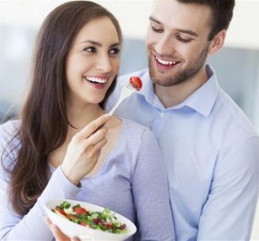   O έρωτας περνάει από το στομάχι : 10 τροφές που θα εκτοξεύσουν τη λίμπιντό σας
