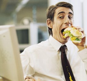 Χρήσιμο βίντεο: Να γιατί δεν πρέπει να τρώτε στο γραφείο σας‏!