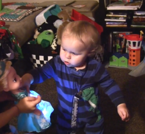 Βίντεο: Ο μόλις ενός έτους Jackson κάνει τον γύρο του κόσμου με τις χορευτικές του ικανότητες - Απολαύστε τον!