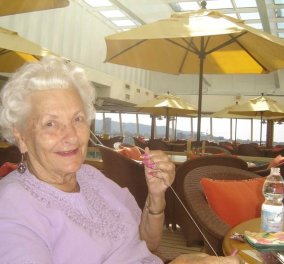 Θαυμάστε αυτή τη χήρα που στα 86 της κάνει το γύρο του κόσμου πάνω σε ένα κρουαζιερόπλοιο επί 7 χρόνια! (βίντεο-φωτό)