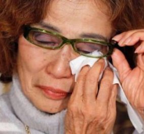 Το δράμα της Γιαπωνέζας μάνας: Εκλιπαρεί να αφήσουν ελεύθερο τον δημοσιογράφο γιο της οι Τζιχαντιστές - Καρέ καρέ η απελπισμένη έκκληση (συγκλονιστικές φωτό)