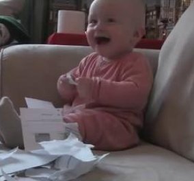 Smile: Αυτό το μωρό ξεκαρδίζεται στα γέλια με ένα χαρτί και σπάει κάθε ρεκόρ στο youtube! 75 εκ. κλικ! (βίντεο)