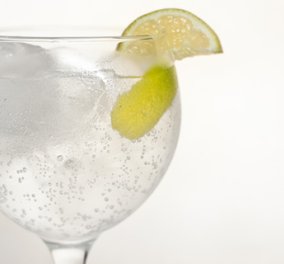Το gin & η τεχνική της εμβάπτισης: Πώς το gin & tonic μπορεί να γίνει πολύ διαφορετικό και ακόμα πιο ενδιαφέρον! Do try this at home! (βίντεο)