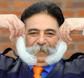 Smile - Αυτός ο Ινδός μεγαλώνει το μουστάκι του εδώ και 38 χρόνια - Κάθε πρωί αφιερώνει 5 λεπτά! (φωτό)