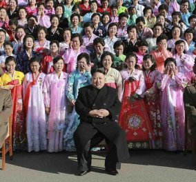Ο Κιμ Γιονγκ Ουν είναι ο πιο ποθητός άντρας στον κόσμο: οι Βορειοκορεάτισσες παραληρούν ή κλαίνε στο πέρασμα του; (φωτό)