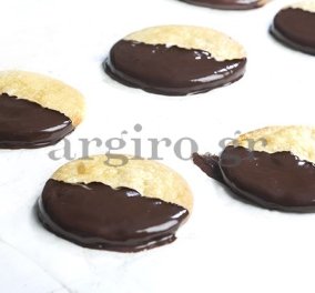 Μπισκότα βουτύρου με επικάλυψη σοκολάτας της Αργυρώς Μπαρμπαρίγου - Το τέλειο συνοδευτικό του καφέ σας!