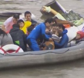 Το βίντεο της ημέρας - Καρέ καρέ η συγκλονιστική στιγμή της διάσωσης ενός παιδιού από το μοιραίο αερόπλανο της TransAsia!