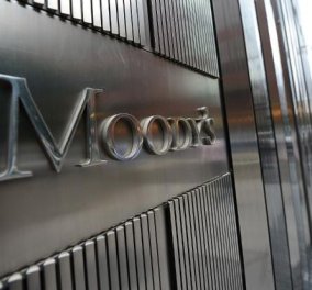 O Moody's απειλεί να υποβαθμίσει το κρατικό αξιόχρεο της χώρας - ''Η Ελλάδα τοποθετείται τώρα υπό αναθεώρηση για υποβάθμιση''