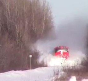 Επική διαδρομή ενός τρένου μέσα από τα χιόνια: δεν το έχετε ξαναδεί - πολύ εντυπωσιακό βίντεο! 