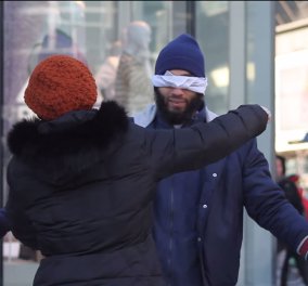 Συγκινητικό βίντεο - πείραμα: Όταν ένας μουσουλμάνος με δεμένα τα μάτια ζητά από τον κόσμο να τον αγκαλιάσουν!
