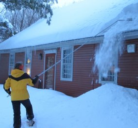 Πως να καθαρίσετε την στέγη σας από το χιόνι σε χρόνο dt! (βίντεο)