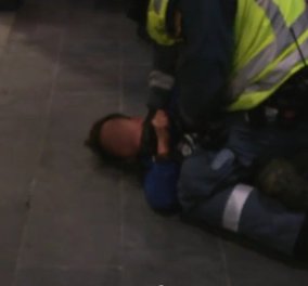 Απίστευτο περιστατικό στη Σουηδία: Αστυνομικός χτυπάει 9χρονο μετανάστη επειδή δεν επικύρωσε εισιτήριο! (βίντεο)