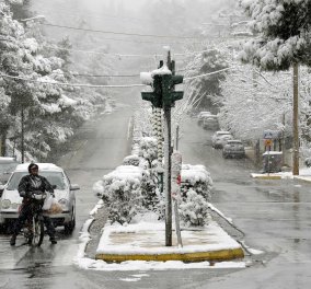 Χιόνια, τσουχτερό κρύο & ραγδαία πτώση της θερμοκρασίας - Στους 6 βαθμούς ο υδράργυρος στην Αττική! (βίντεο)