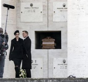 Ο Ντάνιελ Κρεγκ & η χήρα μαφιόζου Μόνικα Μπελούτσι μαζί σε νεκροταφείο - Οι εικόνες από τον πολυαναμενόμενο Τζέιμς Μποντ «Spectre»