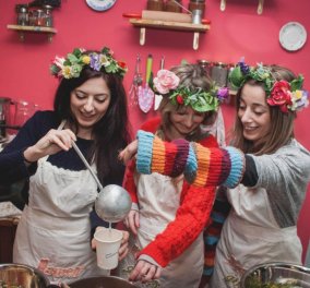 Top Women η Ελευθερία, η Δήμητρα & η Χριστίνα: Τρία καλλιτεχνικά flower girls τρώνε και κερνάνε λουλούδια σε μια αέναη performance!