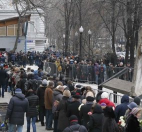 Μόσχα: Κοσμοσυρροή για την κηδεία του Νεμτσόφ - Παρόντες χιλιάδες Ρώσοι και ξένοι αξιωματούχοι! (φωτό)
