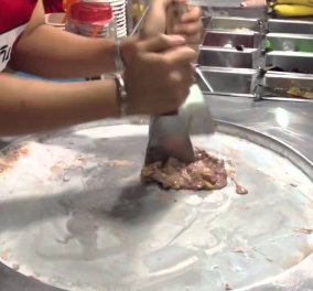Βίντεο: Δείτε πως φτιάχνουν παγωτό σε μόλις 2 λεπτά στην Ταϊλάνδη!