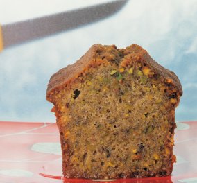 Αγαπάτε τα γλυκά του ταψιού; Ο Στέλιος Παρλιάρος μας φτιάχνει το νοστιμότερο κέικ με φιστίκια Αιγίνης! Απλά ακαταμάχητο! 