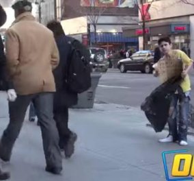 Το απόλυτα συγκινητικό βίντεο - πείραμα με άστεγο παιδί στους δρόμους της Ν. Υόρκης!