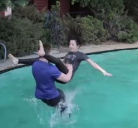 Το βίντεο που σαρώνει το διαδίκτυο: Νεαρός κάνει απίστευτες λαβές του WWE σε κοπέλες και τις ρίχνει... στην πισίνα!