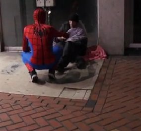 Βίντεο: Το μυστήριο με τον Spiderman που μοιράζει τρόφιμα σε άστεγους στους δρόμους του Μπέρμπιγχαμ!