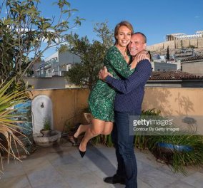 Γιάνης Βαρουφάκης & Δανάη Στράτου ποζάρουν για το Paris Match: Την πήρε αγκαλιά & την σήκωσε ψηλά! (φωτό)
