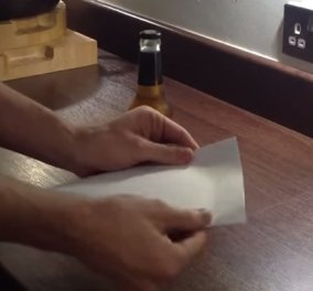 To βίντεο της ημέρας: Πώς να ανοίξετε το μπουκάλι της μπύρας με ένα κομμάτι χαρτί 