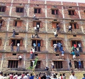 Ασύλληπτες εικόνες στην Ινδία - Γονείς κρέμονται από τα παράθυρα και δίνουν σκονάκια στα παιδιά τους!