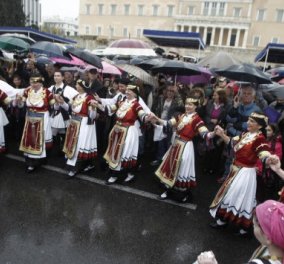 Νταούλια και χοροί στο Σύνταγμα υπό βροχή μετά την παρέλαση!