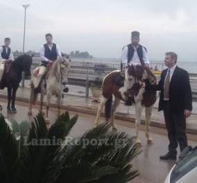 Εντυπωσιακή παρέλαση στον Δήμο Στυλίδας - Την παράσταση έκλεψαν τα άλογα και ο Απόστολος Γκλέτσος!