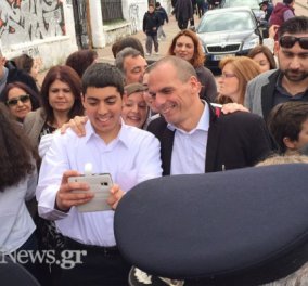 Απίστευτη κοσμοσυρροή στα Χανιά για μια... selfie με τον Γ.Βαρουφάκη μετά την παρέλαση! (φωτό & βίντεο)